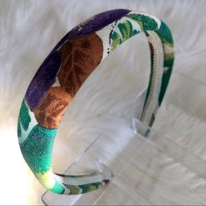 Headband.